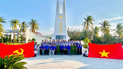 Delegasi Wad Ninh Chử menganjurkan satu upacara untuk mempersembahkan kemenyan di Tugu Peringatan Syuhada Ninh Hải.