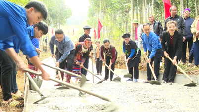 Sebuah komune melancarkan kempen pembinaan jalan raya untuk mengalu-alukan Kongres Kebangsaan ke-14 Parti Komunis Vietnam.