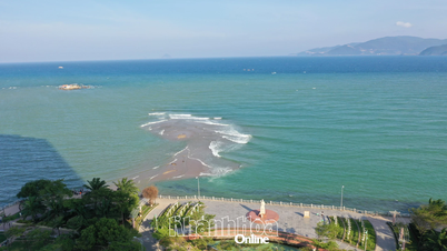 ニャチャン沖の海から長い砂浜が伸びています。