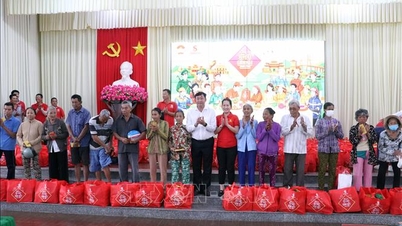 Quatrocentos pacotes de presentes para o Tet foram distribuídos a famílias carentes em Can Tho.