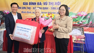 Inauguration d'un projet de logement pour les personnes ayant rendu des services méritoires dans la commune de Binh Dinh.