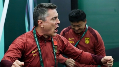Ein chinesischer Trainer beobachtet heimlich die vietnamesische U23-Nationalmannschaft und sucht nach Schwächen in ihr.