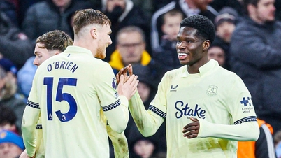 Aston Villa erlitt eine überraschende Heimniederlage, während Arsenal jubelte.