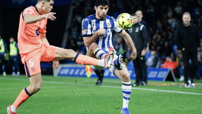 Barcelona mengalami kekalahan pahit di San Sebastian, sekali gus menghangatkan persaingan La Liga.