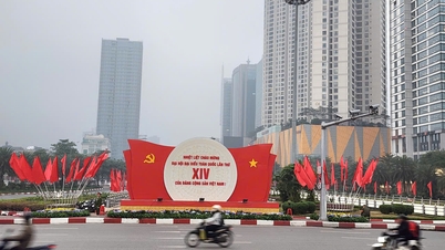 Les rues étaient pavoisées de drapeaux rouges et de fleurs lors du premier jour ouvrable du 14e Congrès national du Parti.