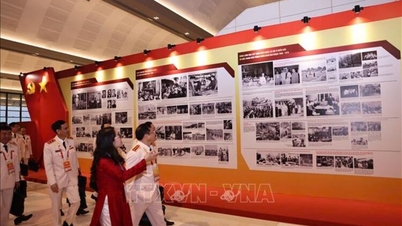 Die Fotoausstellung „Unter der Parteifahne – Das Land tritt in eine neue Ära ein“ erregte die Aufmerksamkeit der Delegierten, die am 14. Nationalkongress teilnahmen.