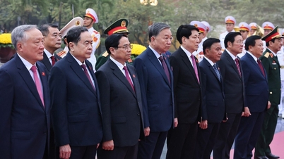 Para pemimpin Parti dan Negara, serta para perwakilan yang menghadiri Kongres Kebangsaan Parti ke-14, telah melawat makam Presiden Ho Chi Minh.