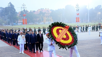 Líderes e delegados do Partido e do Estado que participaram do 14º Congresso Nacional do Partido visitaram o Mausoléu do Presidente Ho Chi Minh.