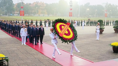 Delegater som deltok på den 14. nasjonalkongressen besøkte president Ho Chi Minhs mausoleum og la ned kranser ved monumentet over martyrene og heltene.