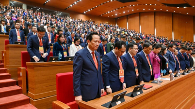 Os delegados do 14º Congresso Nacional do Partido observaram um minuto de silêncio em memória do falecido Secretário-Geral Nguyen Phu Trong.