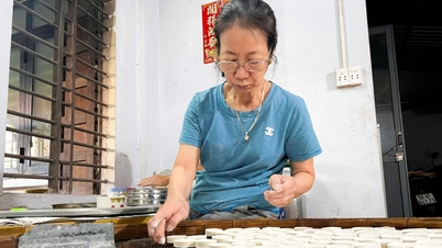 The old Thu Xa street is bustling with activity during its busiest season of the year.