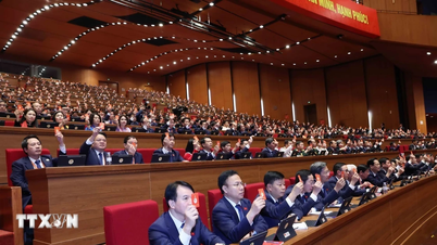 14º Congresso do Partido: O Presidium é composto por 16 membros do Politburo.