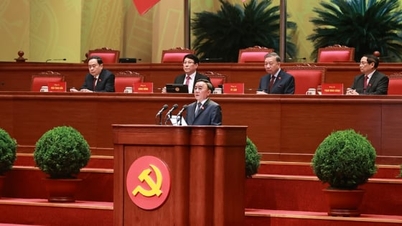 The 14th Party Congress elected the Presidium.