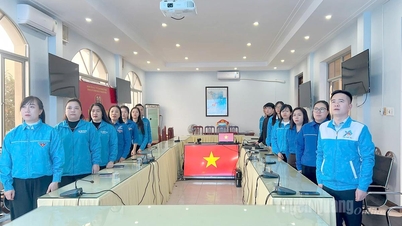 Ungdommen i Tuyen Quang organiserte samtidig flaggheisingsseremonier og innviet prosjekter for å feire partiets 14. nasjonale kongress.