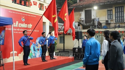 Para pemuda di seluruh negeri serentak memberi hormat kepada bendera, menantikan Kongres Nasional Partai ke-14.