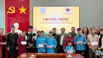 Yayasan Thien Tam memberikan hadiah kepada para siswa di Thai Nguyen.