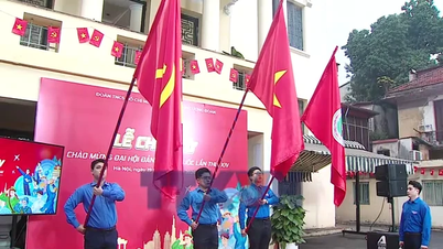 Jovens de todo o país prestaram continência à bandeira simultaneamente para dar as boas-vindas ao Congresso do Partido.