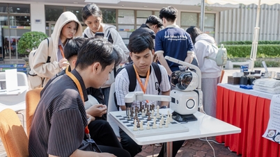 Para siswa mengeksplorasi jalur karier dan merasakan teknologi di era digital.