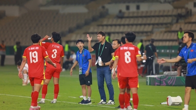 Yang mengejutkan, perjalanan Coach Kim persis sama dengan Coach Park dalam hal ini, tetapi…
