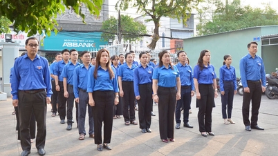 Para belia An Giang serentak mengadakan upacara menaikkan bendera bagi menyambut Kongres Kebangsaan ke-14 Parti Komunis Vietnam.