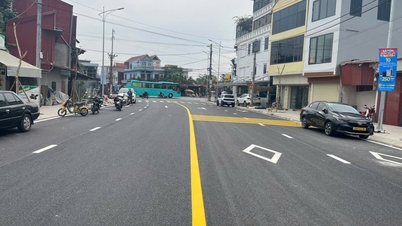 Jalan-jalan yang baru diubah suai di wad Duong Kinh.