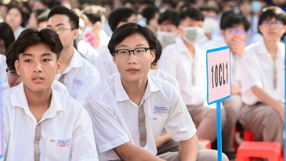 Sekelompok siswa di Kota Ho Chi Minh menerima uang saku makan siang sebesar 40.000 VND per hari dan seragam.