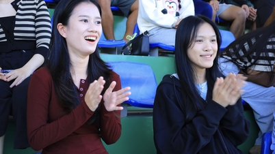 Tiba di stadion lebih awal untuk menyemangati pacarnya yang bermain sepak bola, gadis itu hanya berharap pacarnya tidak cedera.