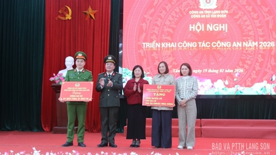 Provincial police leaders visit and present gifts to disadvantaged students in Tan Doan commune.