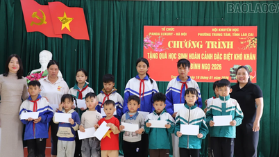 50 gifts were given to underprivileged students in Trung Tam ward.