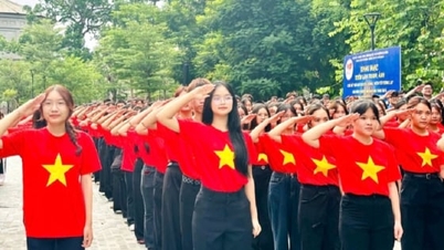 Des jeunes de tout le pays ont salué simultanément le drapeau pour accueillir le 14e Congrès national du Parti.