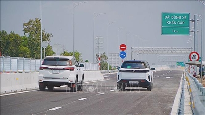 A rodovia Can Tho - Ca Mau impulsiona o desenvolvimento da região mais ao sul do país.