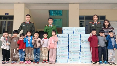 La police de la commune de Chau Ninh a fait don de lait aux enfants d'âge préscolaire de la région.