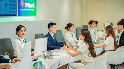 この銀行は巨額の利益を上げているだけでなく、従業員の給料も大幅に引き上げています。