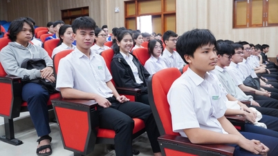 โรงเรียน Quang Ngai มีนักเรียน 72 คนที่ได้รับรางวัลระดับชาติสำหรับความเป็นเลิศทางวิชาการ