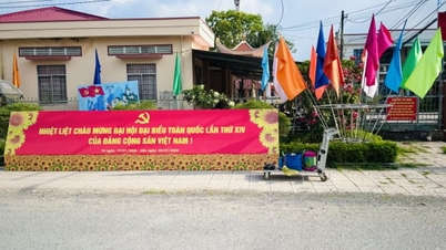 Thanh Hoa przyozdobiono flagami i kwiatami, aby uczcić XIV Krajowy Zjazd Partii.