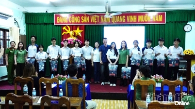 Die Frauenvereinigung der Polizei der Provinz Khanh Hoa beteiligte sich an der Verteilung von 113 Geschenken an Schüler in den von Überschwemmungen betroffenen Gebieten.