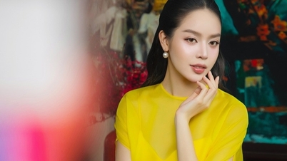 Mademoiselle Thanh Thuy portait une robe jaune et rouge éclatante pour accueillir le printemps.