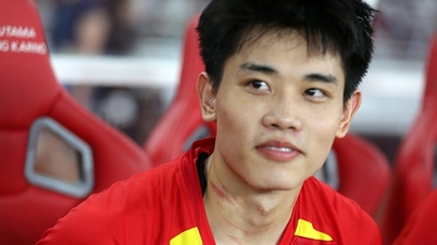 Le footballeur Nguyen Dinh Bac fait sensation avec son adorable interaction avec le chanteur Quan AP.