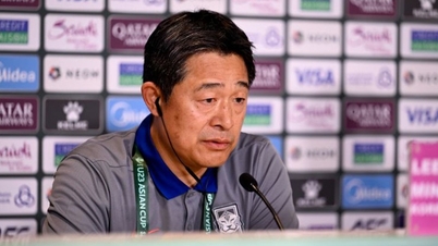 โค้ชทีมชาติเกาหลีใต้ U23 ล้มป่วยก่อนเกมสำคัญกับญี่ปุ่น ชื่อของโค้ชคิม ซัง-ซิก ถูกกล่าวถึงอย่างต่อเนื่องในสื่อ