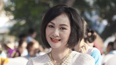 人民警察の中佐と中尉の階級を持ち、美しい声を持つ二人の歌手は誰でしょうか?