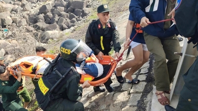 Zahraniční turisté unikli nebezpečí poté, co byli téměř dvě hodiny uvězněni na skalnatých útesech.