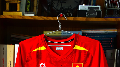 Tien Phong newspaper is holding an online auction of the Vietnamese national team's jersey.