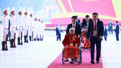 Đại biểu đến dự khai mạc Đại hội XIV của Đảng
