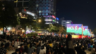 ร่วมเชียร์ทีมชาติเวียดนาม U-23 บนจอ LED ขนาดใหญ่ 6 จอ บนถนนคนเดินเหงียนเว้