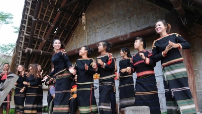 „Satul Tet” este animat în Satul Cultural și Turistic al Grupurilor Etnice din Vietnam.