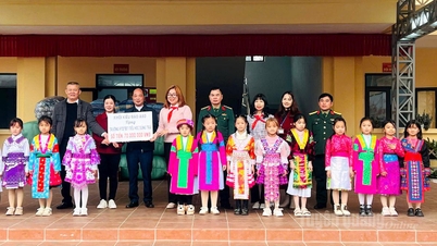 Des expatriés vietnamiens en République tchèque font des dons et offrent des bourses d'études aux étudiants de la commune de Sung Mang.
