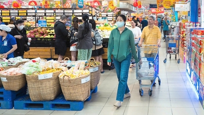 テト（旧正月）向けの特産品販売業者は注文に応えるために残業している。