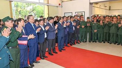 Inauguración de la exposición fotográfica "El Partido Comunista de Vietnam a través de sus congresos"