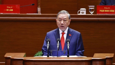 Setiausaha Agung To Lam melaporkan mengenai dokumen-dokumen yang dikemukakan kepada Kongres Kebangsaan Parti ke-14.