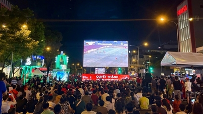 Folk i Ho Chi Minh-byen så og heiet på Vietnams U23-landslag mot Kinas U23-landslag i gågaten Nguyen Hue.